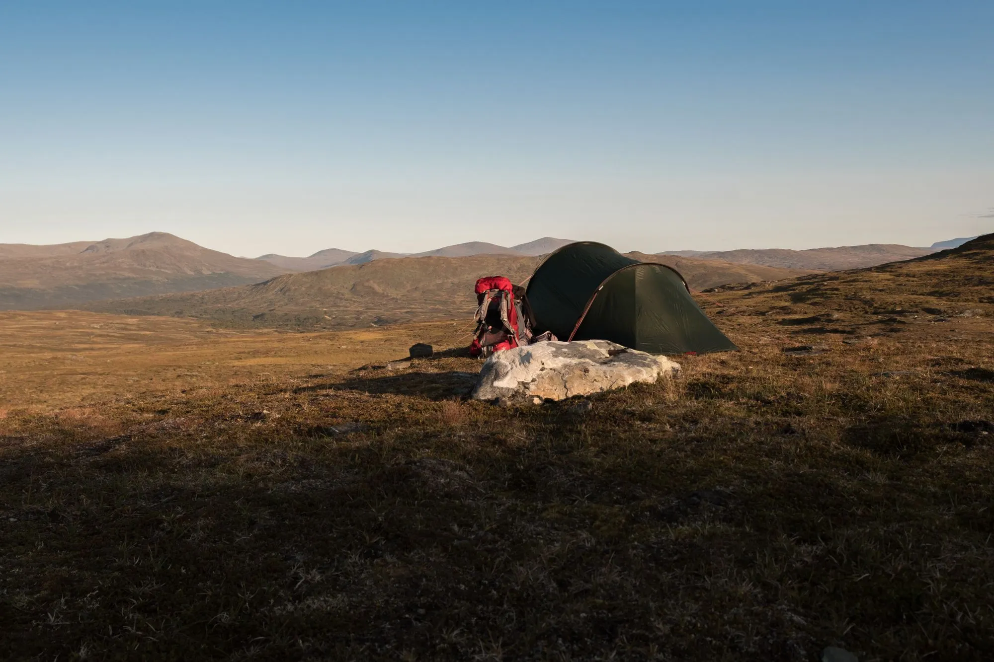 Bivouac au lever du jour sur un plateau d'altitude